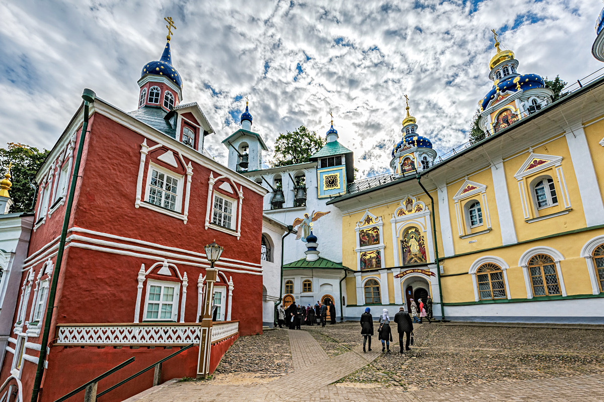 Pskovsko-pečerski samostan