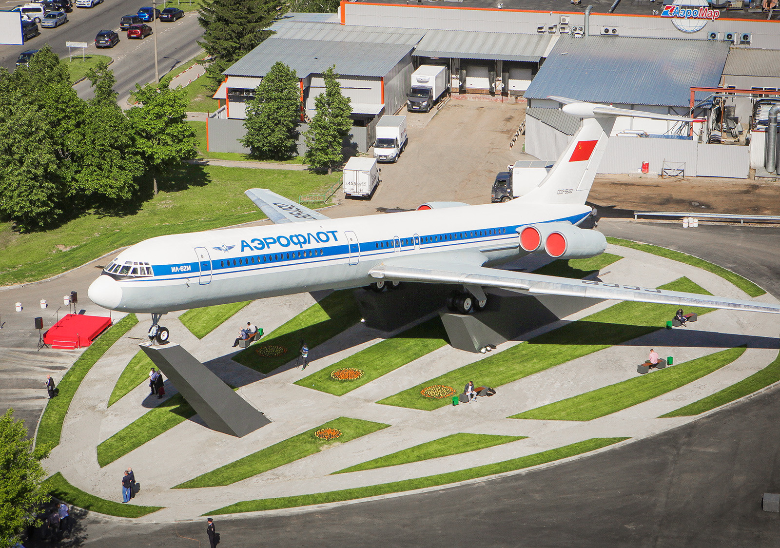 Das Denkmal für Il-62 auf dem Territorium des internationalen Flughafens Scheremetjewo in Moskau