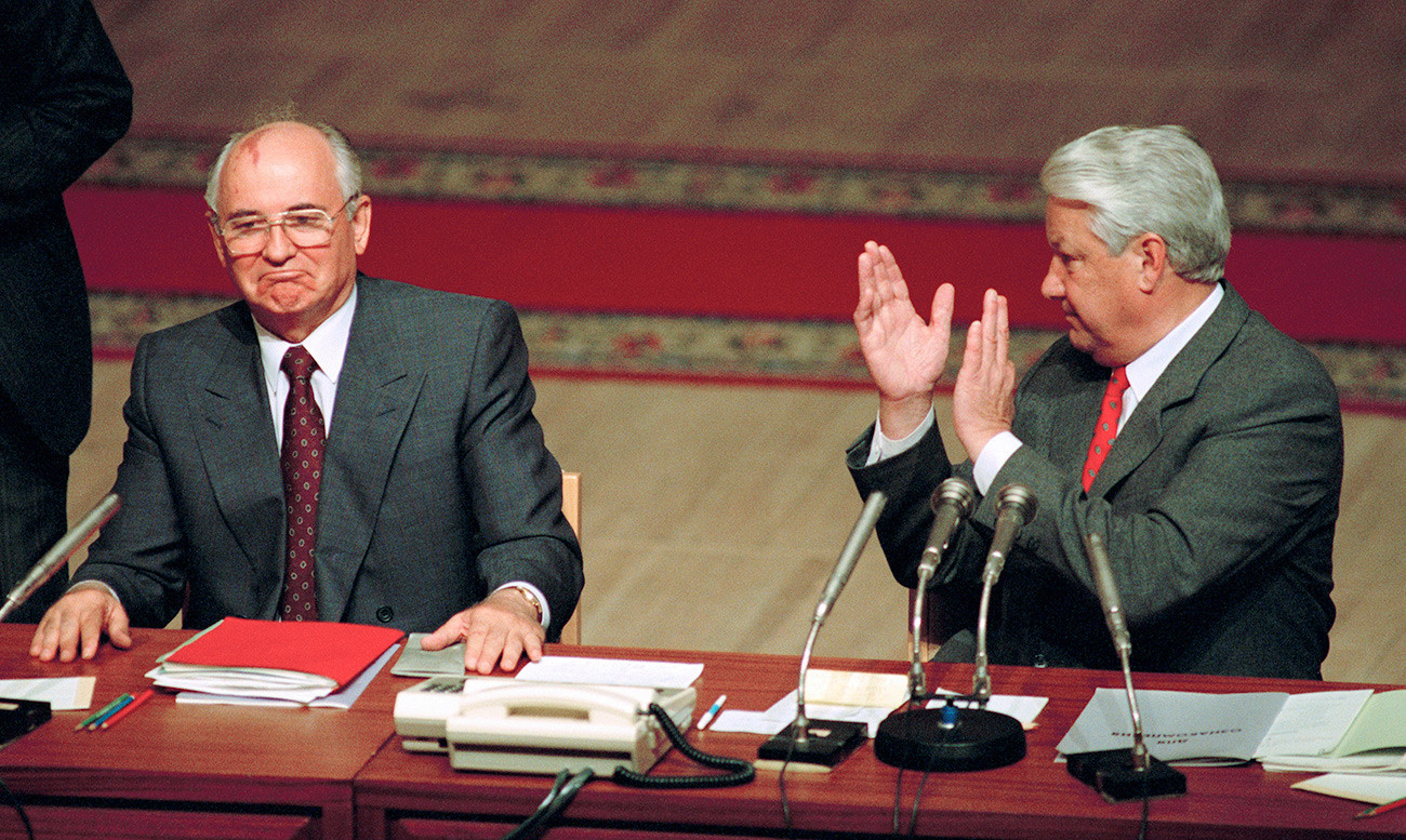 Gorbatchov, após tentativa de golpe, asina acordo no Parlamento proibindo Partido Comunista no território.