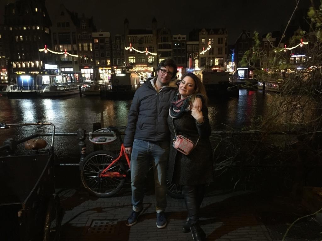 Yulia y su novio en Amsterdam, Países Bajos.