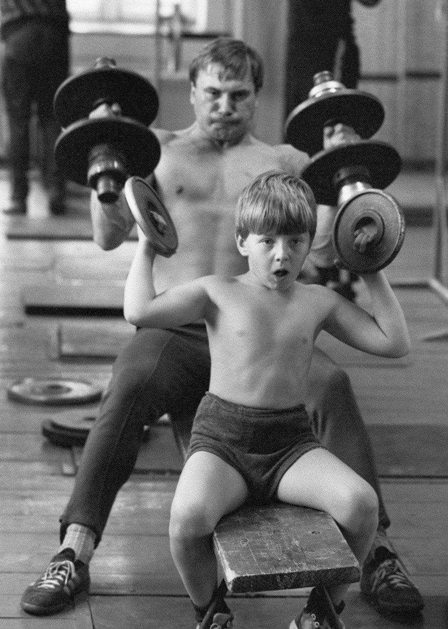 セルゲイ・エシンと二年生のセルゲイ・サヴィンが重量挙げの練習をしている。