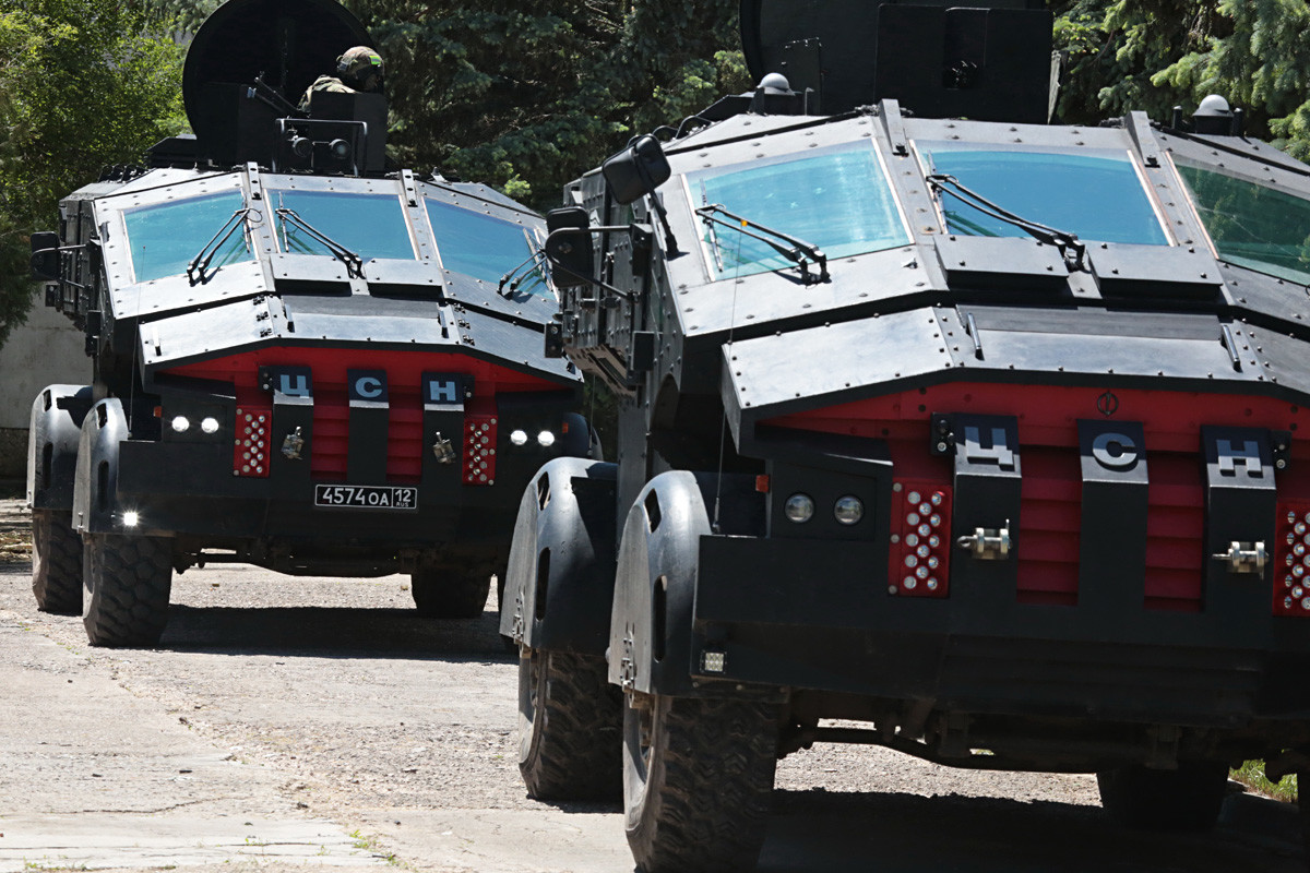 ロシア連邦保安庁 FSBの新型装甲兵員輸送車「ファリカトゥス」がエフパトリアで、テロ組織から人質を解放するというシナリオの訓練に参加している。