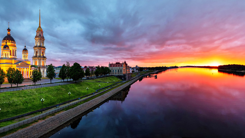 Matahari terbenam di Sungai Volga di kota Rybinsk, Yaroslavl.