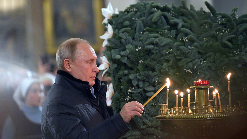 Рускиот претседател во храмот „Преображение Господово“ во Санкт Петербург. Русија, 7 јануари 2019.
