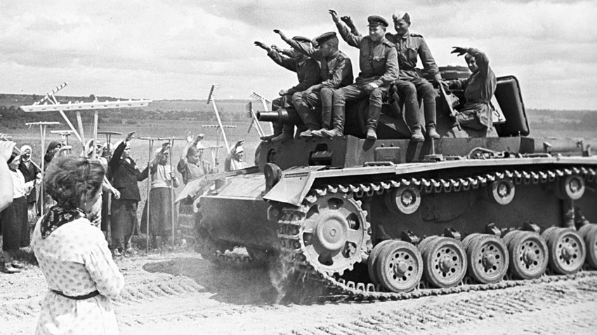 Sovjetski vojaki na zaplenjenem nemškem tanku (1944)