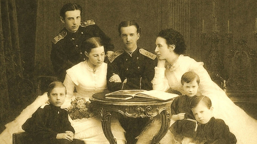 Grão-duque Nikolai Románov (centro) com a família.