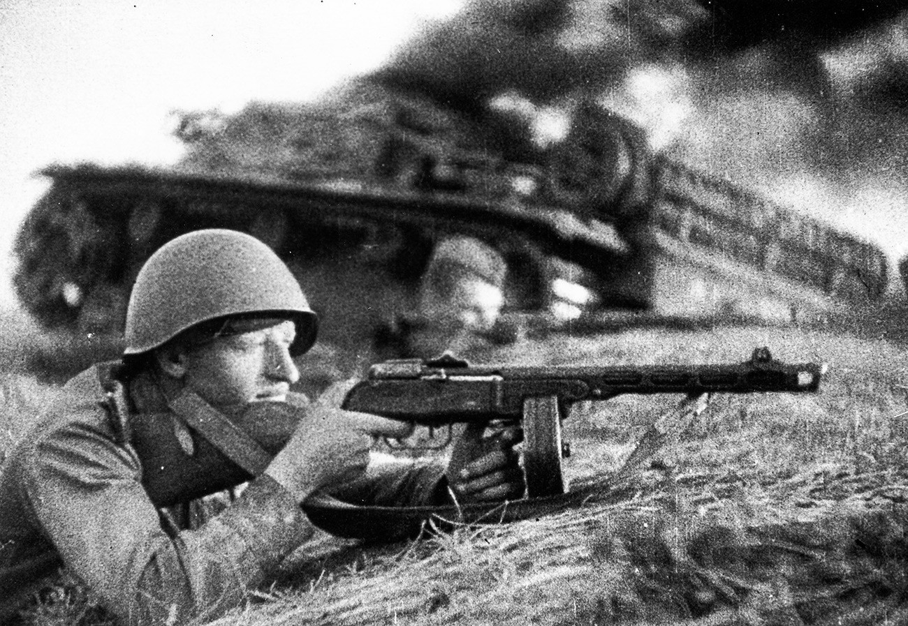 Съветски картечници срещу немски танкове, 1942 г.
