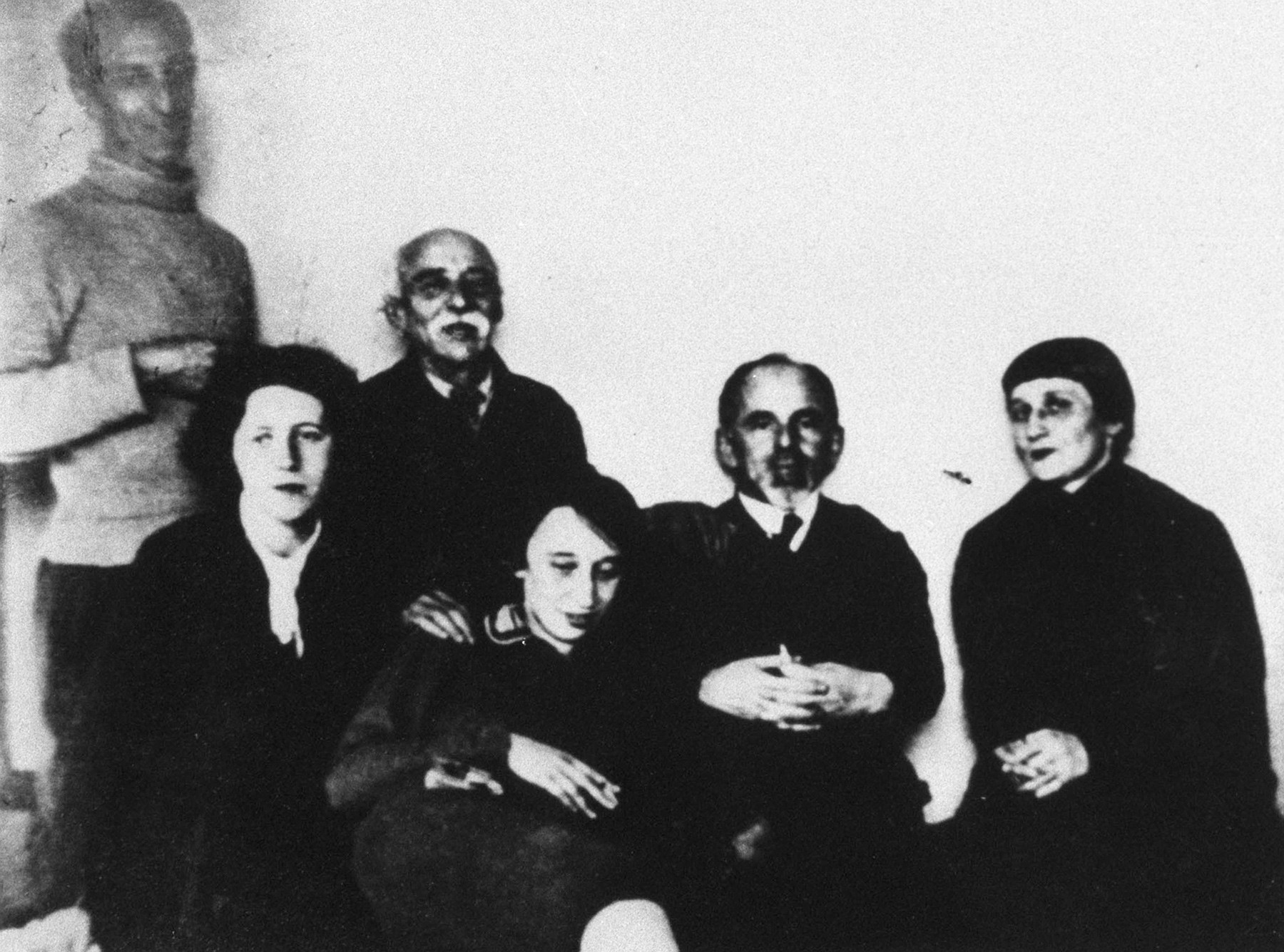 Moskva, 1933-1934. Z desne proti levi: Ana Ahmatova, Osip Mandelštam, Marija Petrovih, Osipov oče Emil, žena Nadežda in brat Aleksander.