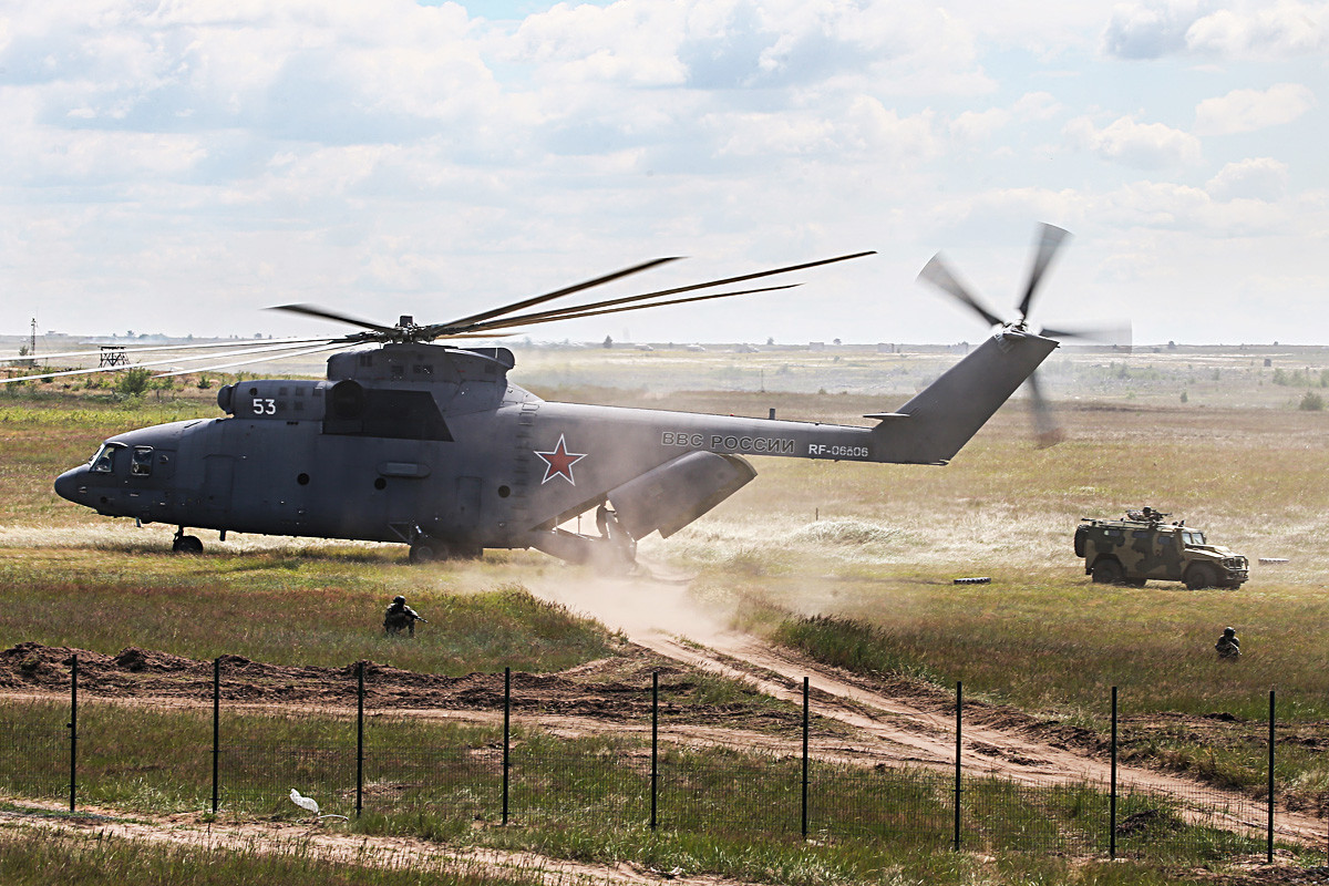 ヴォロネジ州、ロシア。2017年6月17日。Aviamix航空ショーにて。重い輸送ヘリコプターMil Mi-26NがGAZ-2330 ティーグルを運んだ。
