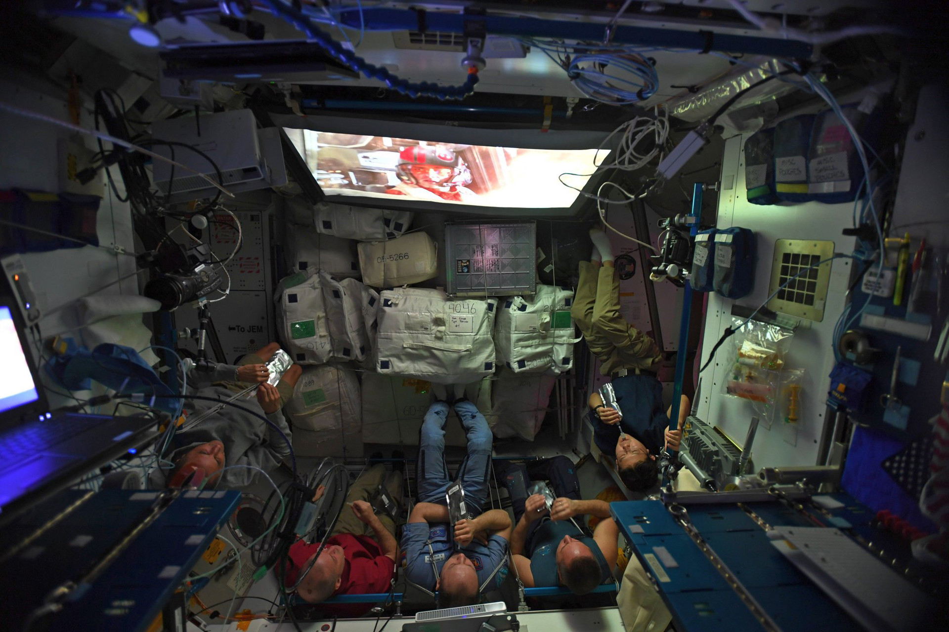 Новый год в космосе: астронавты NASA смотрят фильм «Звездные войны: Последний джедай» на Международной космической станции, декабрь 2017 года.