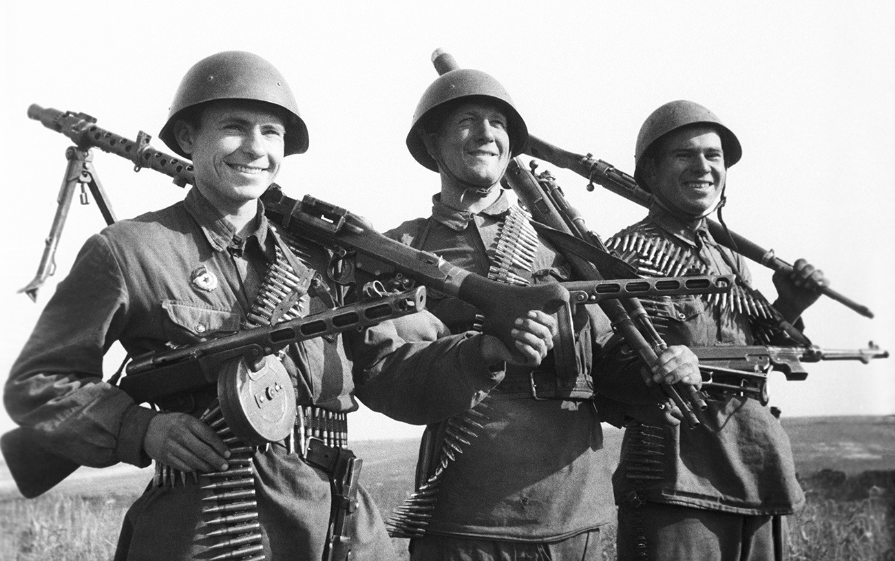 Soldados da guarda com armas capturadas.