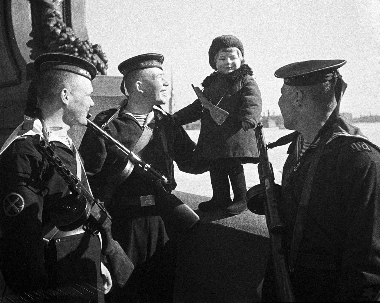 Soldados retiram menina do Cerco de Leningrado.