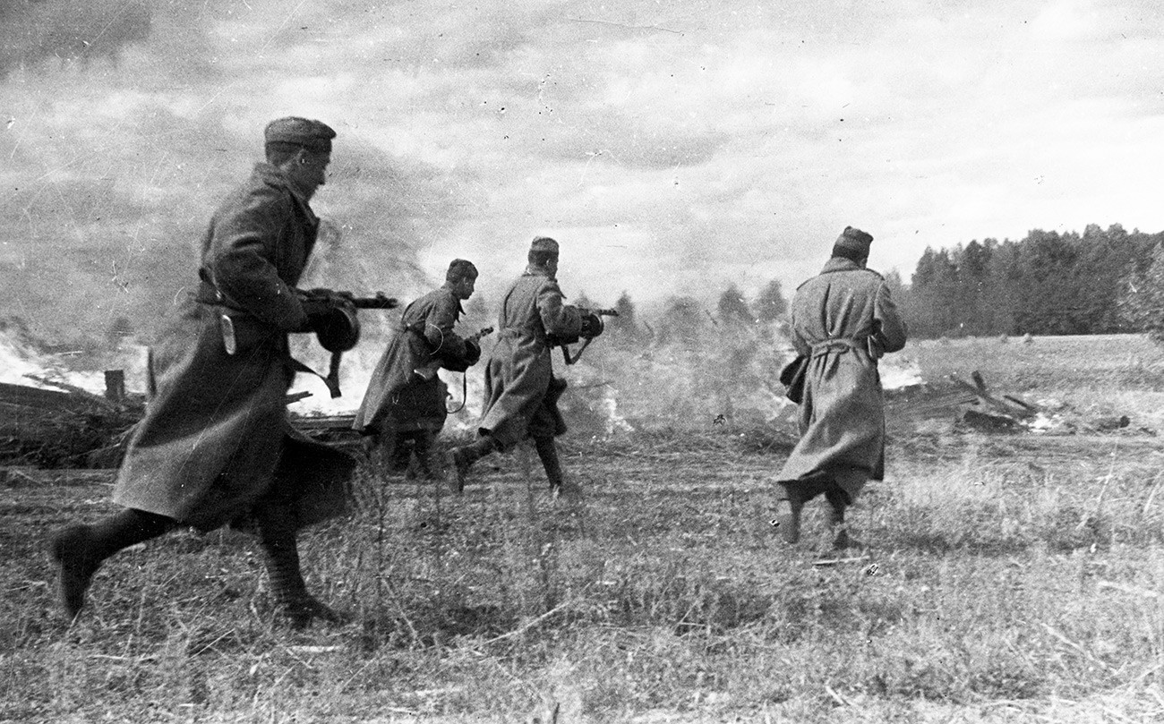 Soldados com suas metralhadoras na II GM. Março de 1943.