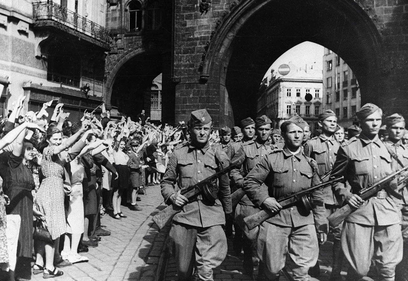 Soldados tchecos e soviéticos recebidos pelo povo após libertação da ocupação alemã em 9 de maio de 1945.