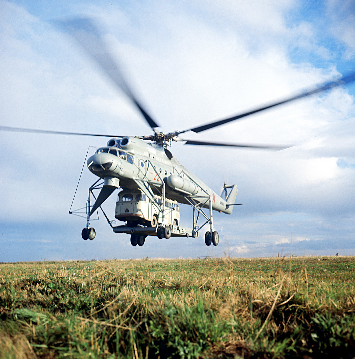 Helicóptero de transporte militar Mi-10.