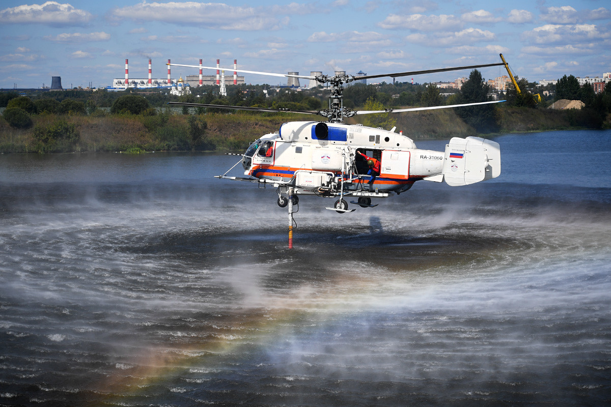 Helicóptero de rescate Ka-32A durante una demostración de extinción de incendios, organizada por el Departamento de Defensa Civil, Emergencias y Fuegos de Moscú.