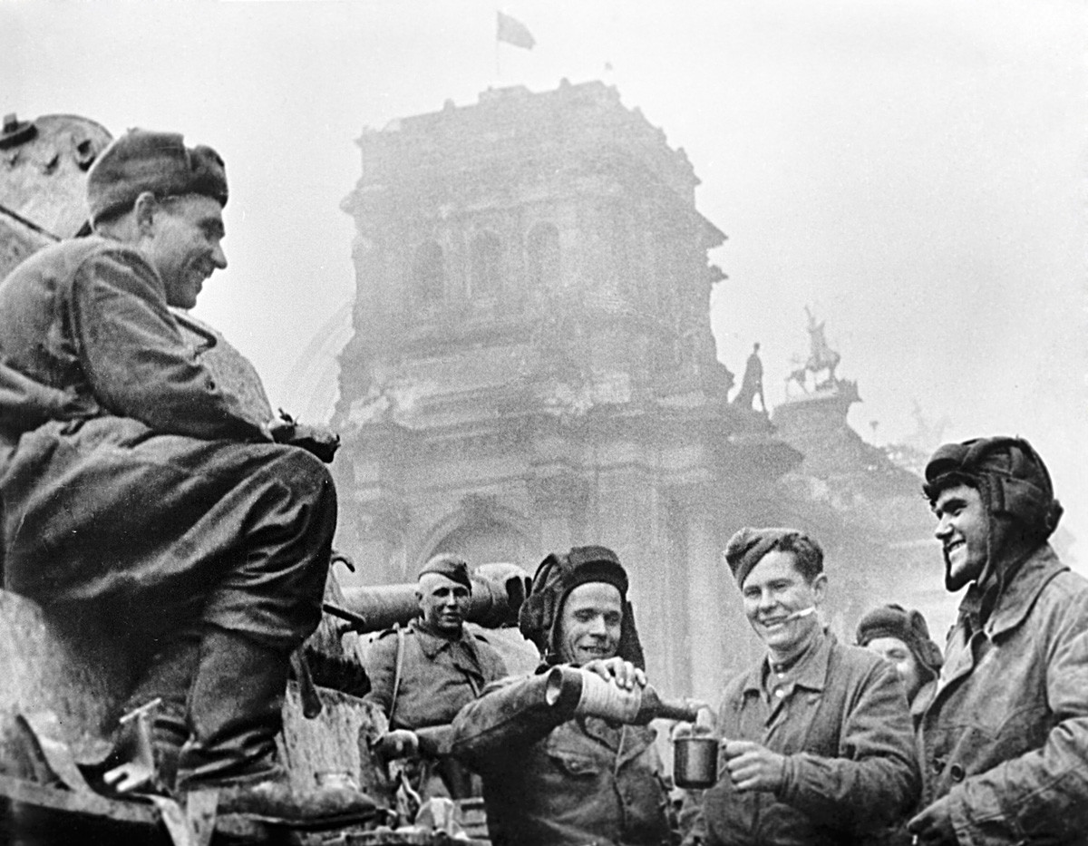 ソ連の軍人がベルリンで戦争が終ってから初めての朝食をとっている。
