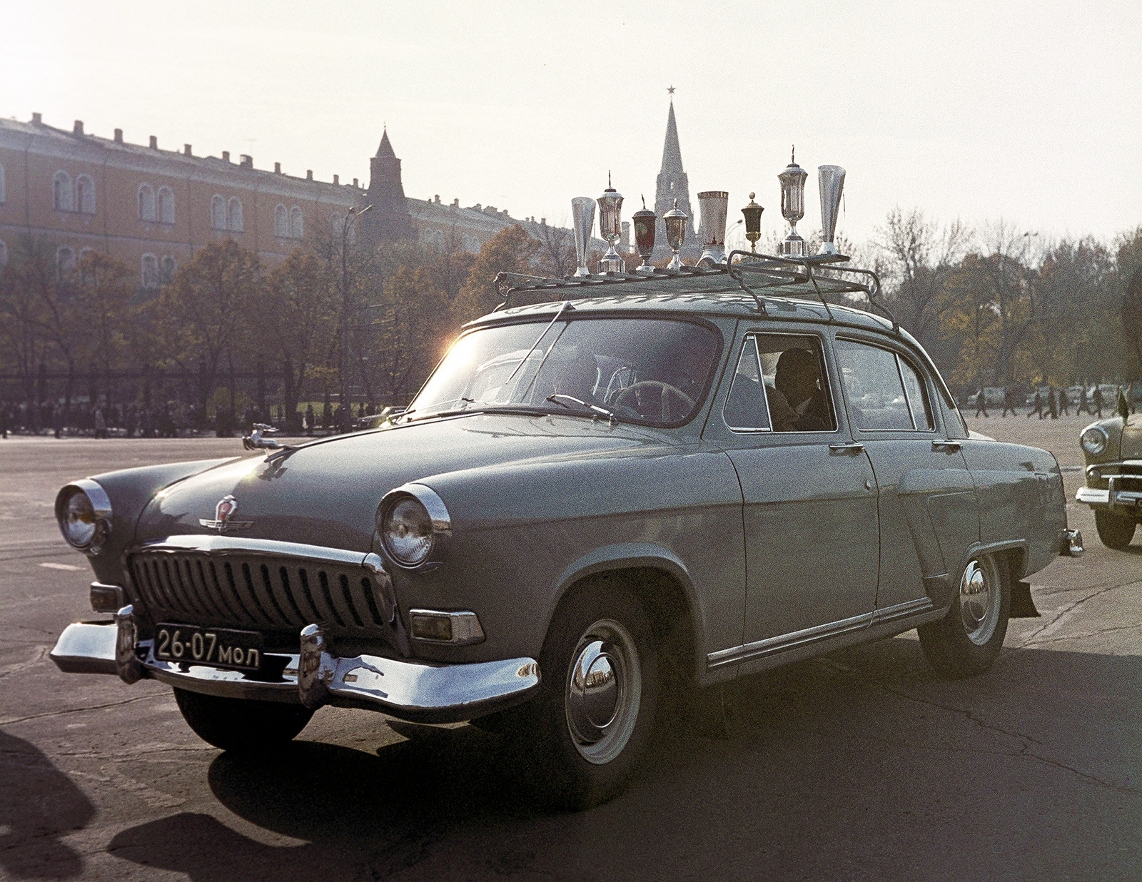 モスクワのマネージュ広場でのGAZ-21「ヴォルガ」。カロッツェリアの上にはこの自動車が国際ラリーで取得した商品がある。