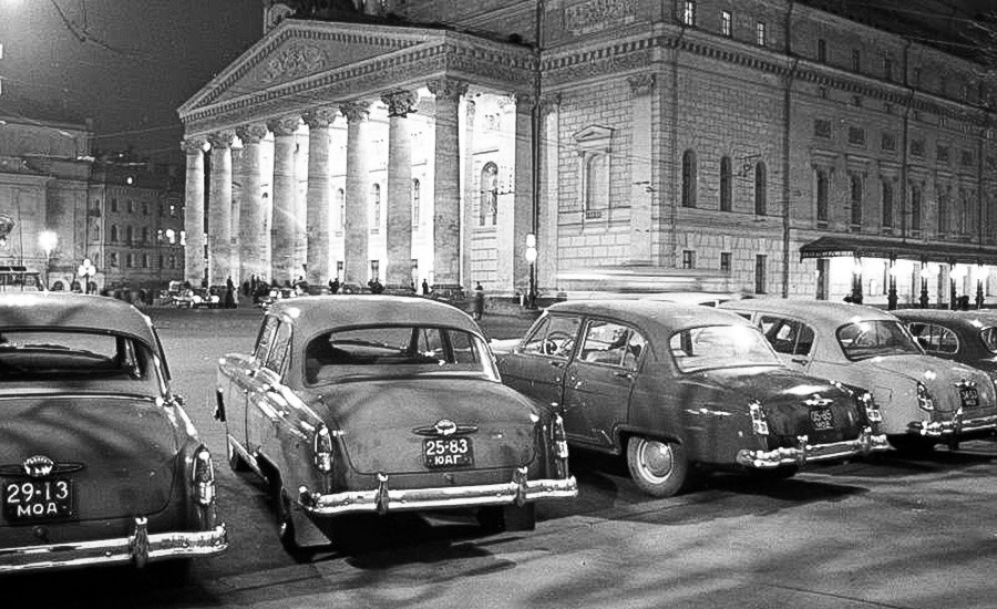 Carros Volga em frente ao Teatro Bolshoi, em Moscou.