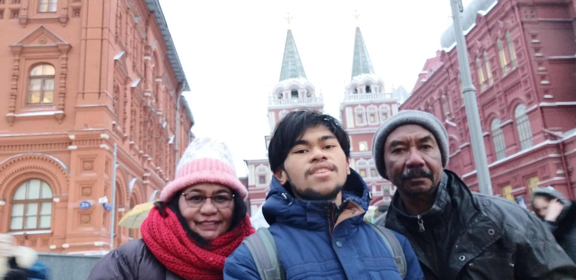 Ferlito bersama kedua orang tuanya saat jalan-jalan ke Lapangan Merah, Moskow, Rusia, 15 Desember 2018.