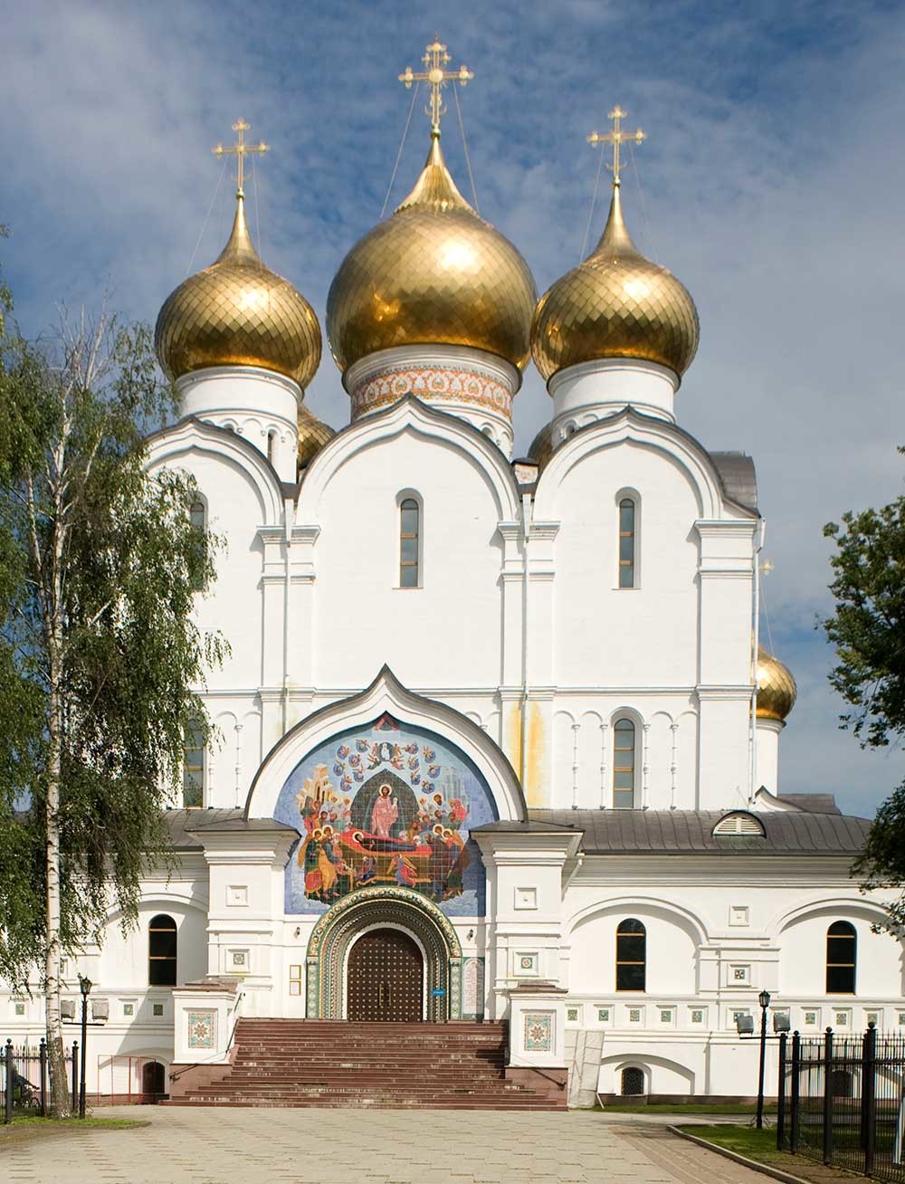 La Cattedrale della Dormizione di Jaroslavl, lato occidentale, agosto 2017