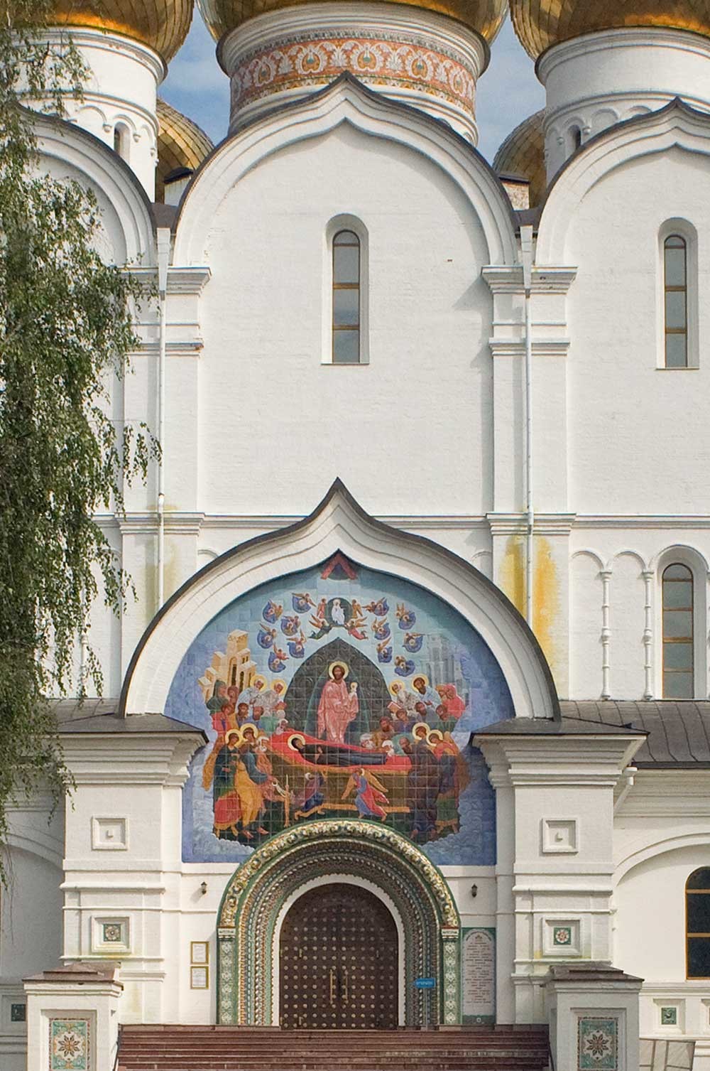 Portone sul lato occidentale della Cattedrale della Dormizione di Jaroslavl