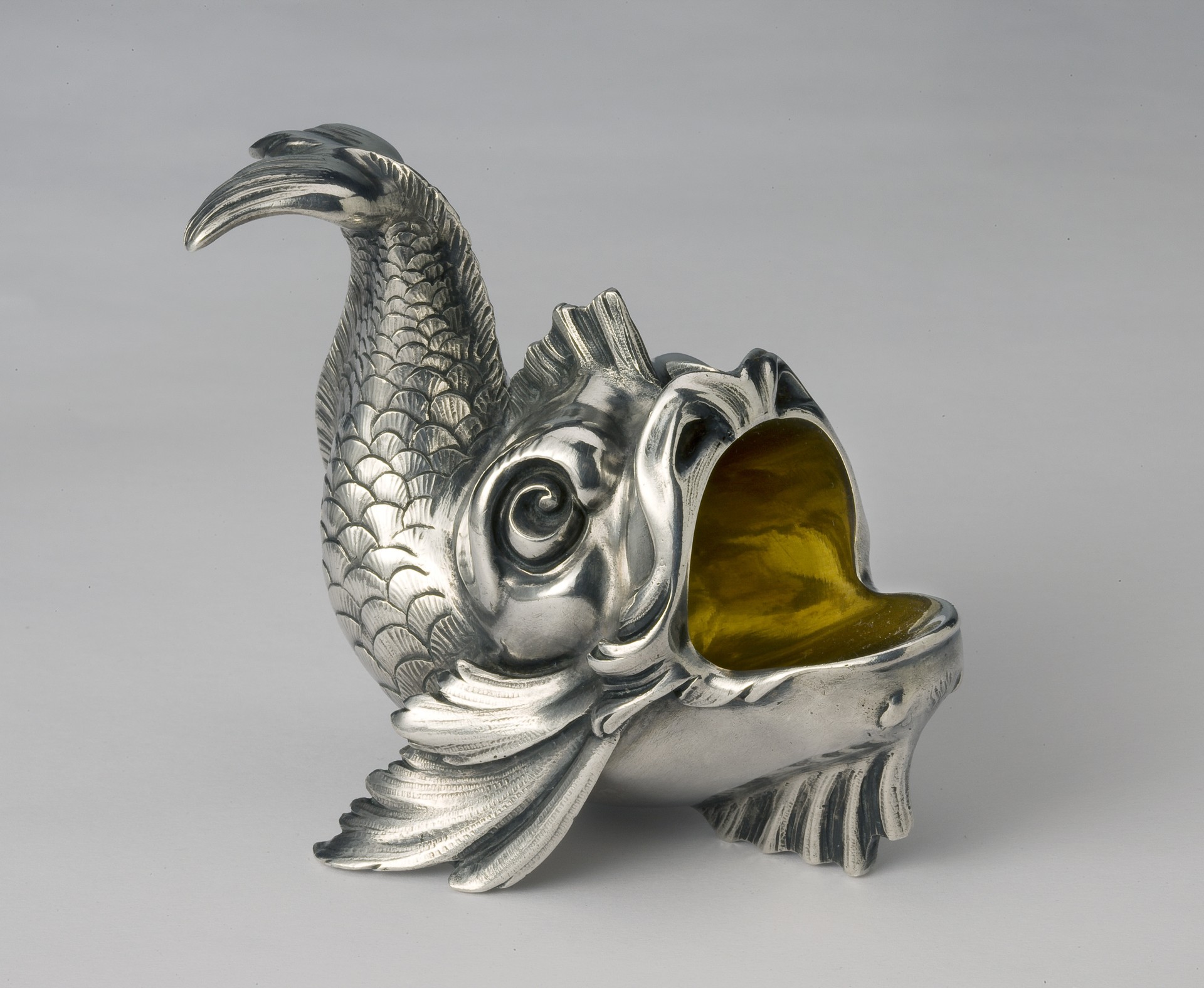 Posacenere in argento a forma di delfino, fine XIX-inizio XX secolo