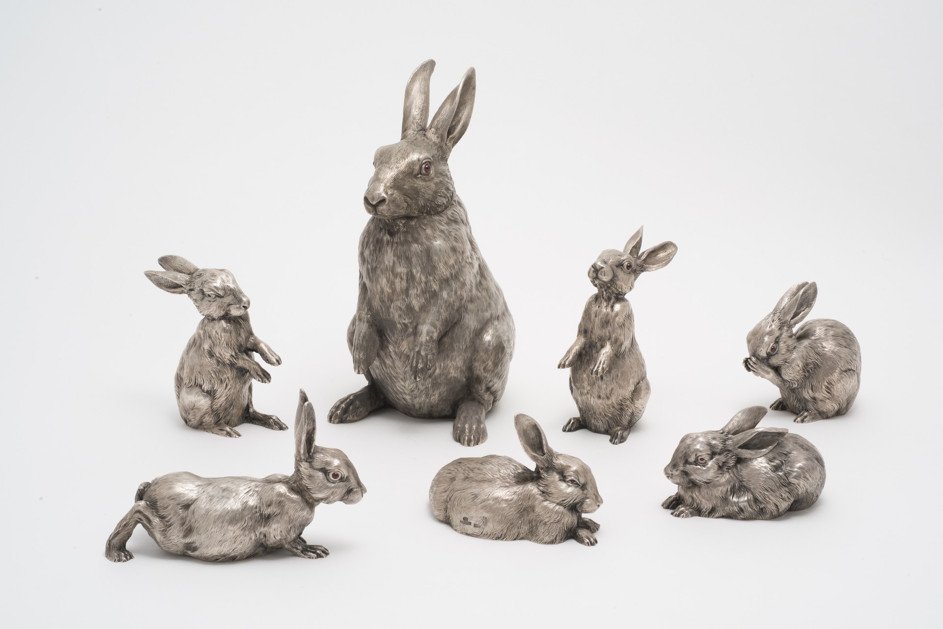 Set di brocche a forma di lepri e conigli, Mosca, 1894. Museo Fabergé, Baden-Baden