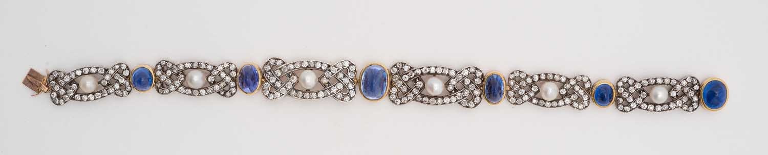 Bracciale in oro, argento, zaffiri, perle e diamanti dell'imperatrice Aleksandra Feodorovna. San Pietroburgo, 1898. Museo Fabergé, Baden-Baden