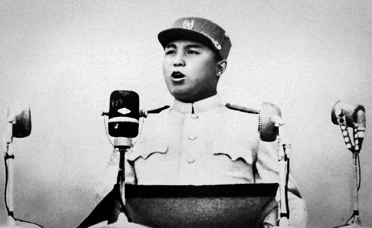 大衆討議で演説している金日成。平壌、7月1953年。