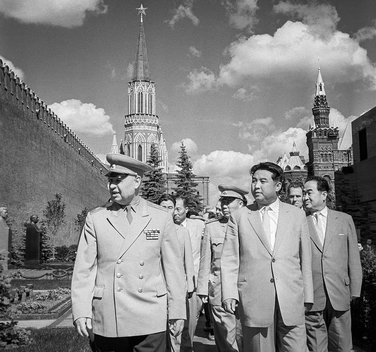 朝鮮労働党初代中央委員会総書記、金日成と北朝鮮の代表団が赤の広場を訪れている。