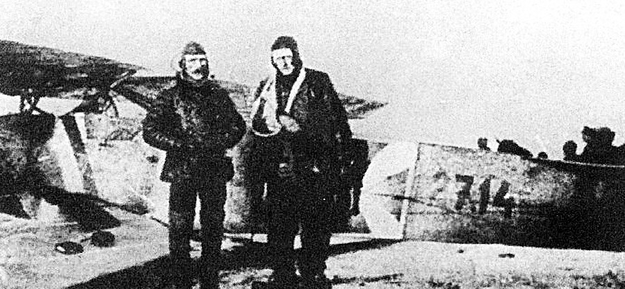 Alexander Kasakow mit dem gefangenen österreichischen Piloten
