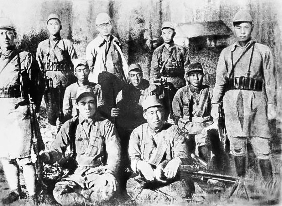 Kim Il-sung (drugi red, u sredini) s borcima svog odreda.
