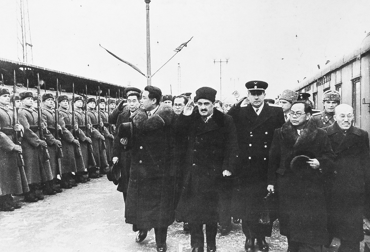 Kim Il-sung, A.I. Mikojan, Andrei Gromyko, Pak Huen Yung und Hong Myung Hui schreiten die Ehrenformation auf der Jaroslawskaja-Station in Moskau ab, 1949.
