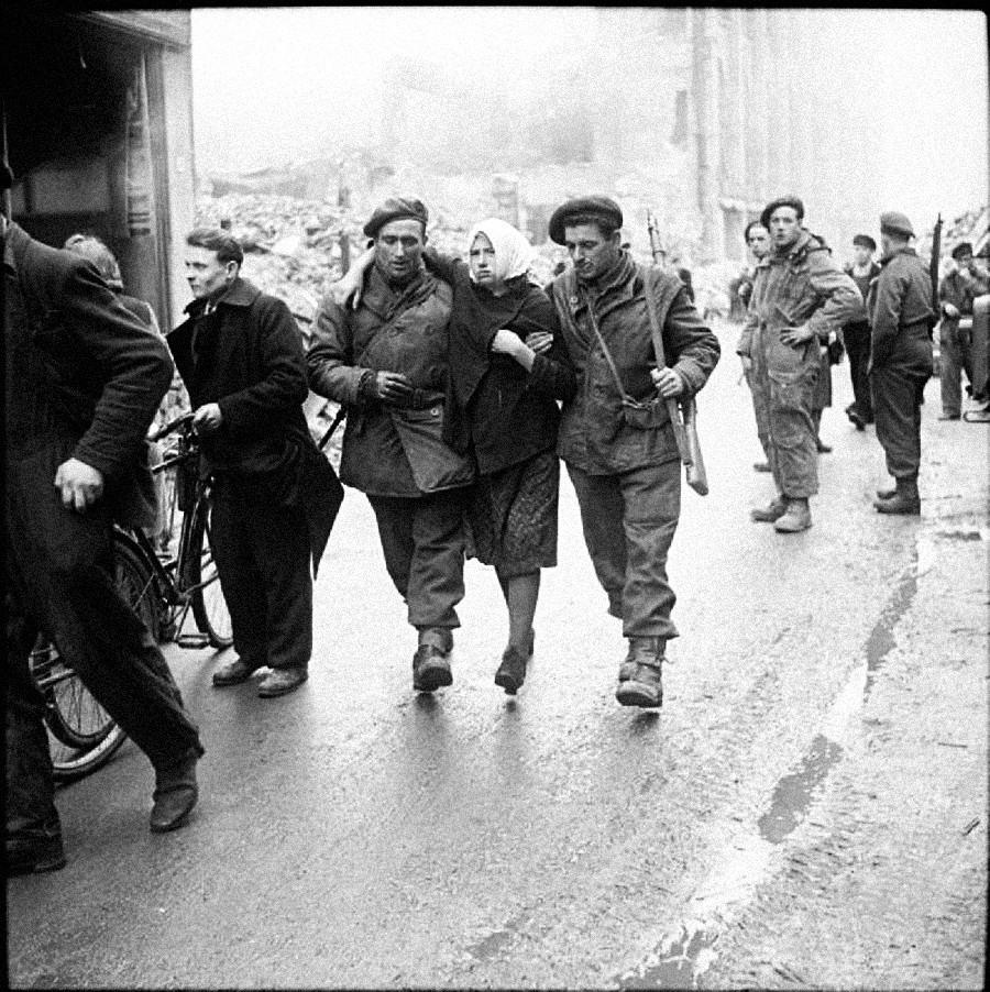 Британска армија у Северозападној Европи ослободила је 1944-1945. руске заробљенике на принудном раду извукавши их из подрума који је претходно запалио немачки полицајац, Оснабрик, 7. април 1945.