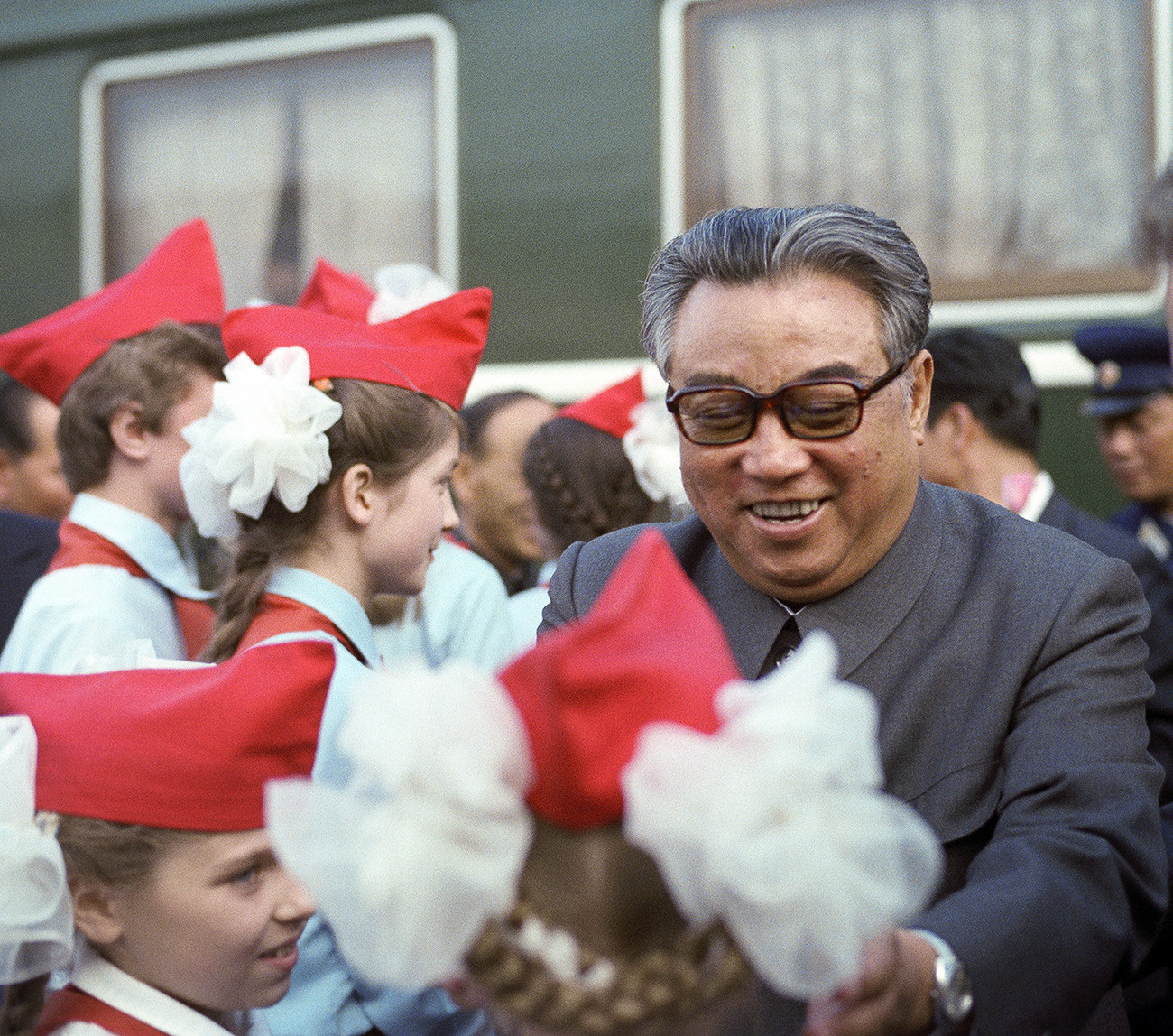 Генеральный секретарь ЦК Трудовой партии Кореи, Президент КНДР Ким Ир Сен на перроне вокзала. 1984 год.