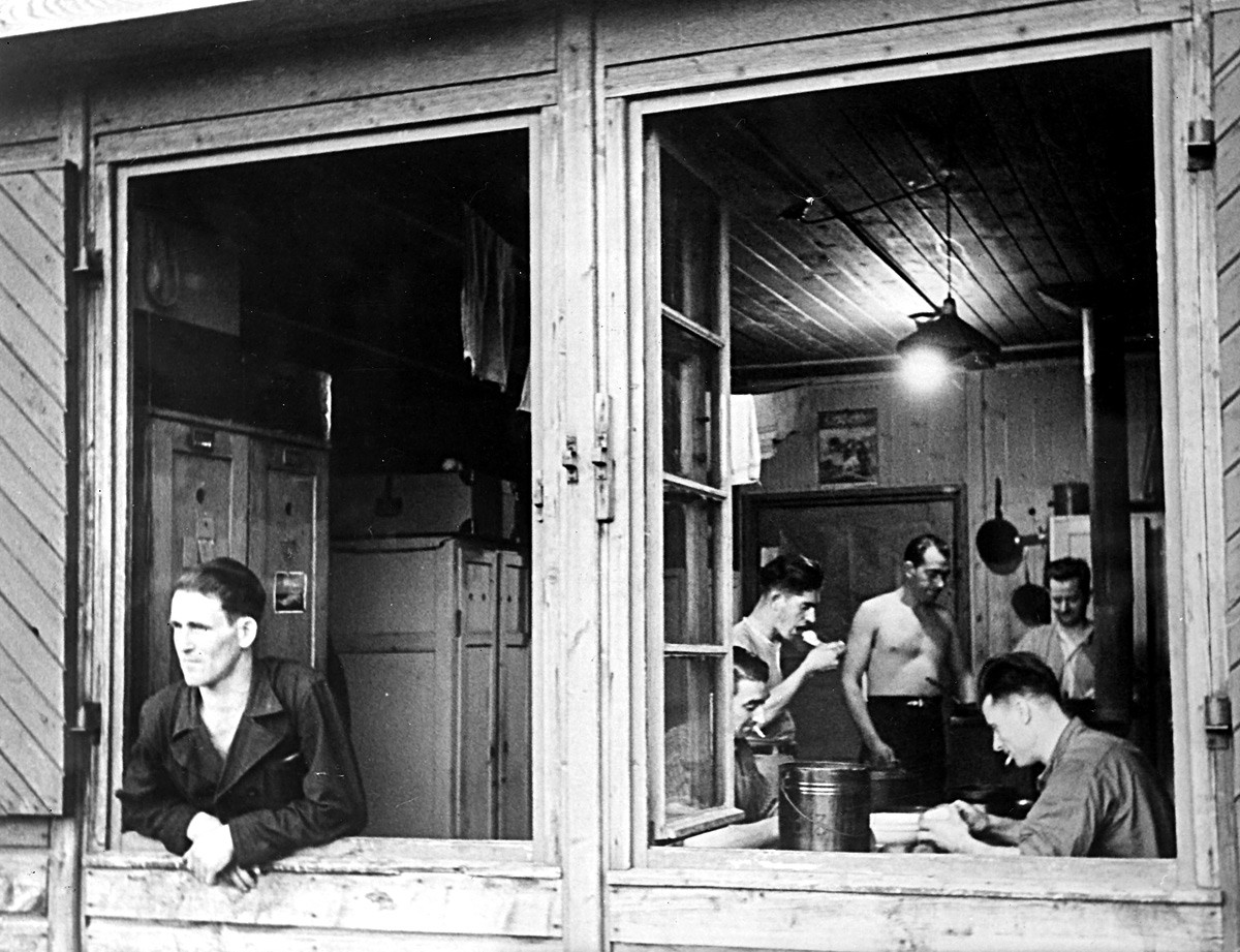Ostarbajteri u svojim barakama, 1944.