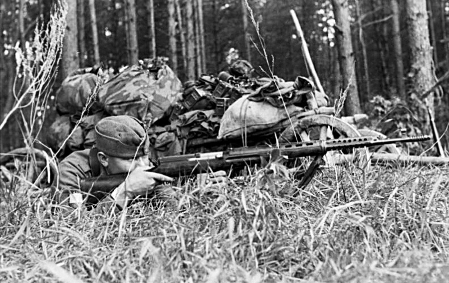 Ein deutscher Soldat mit dem erbeuteten SWT-40