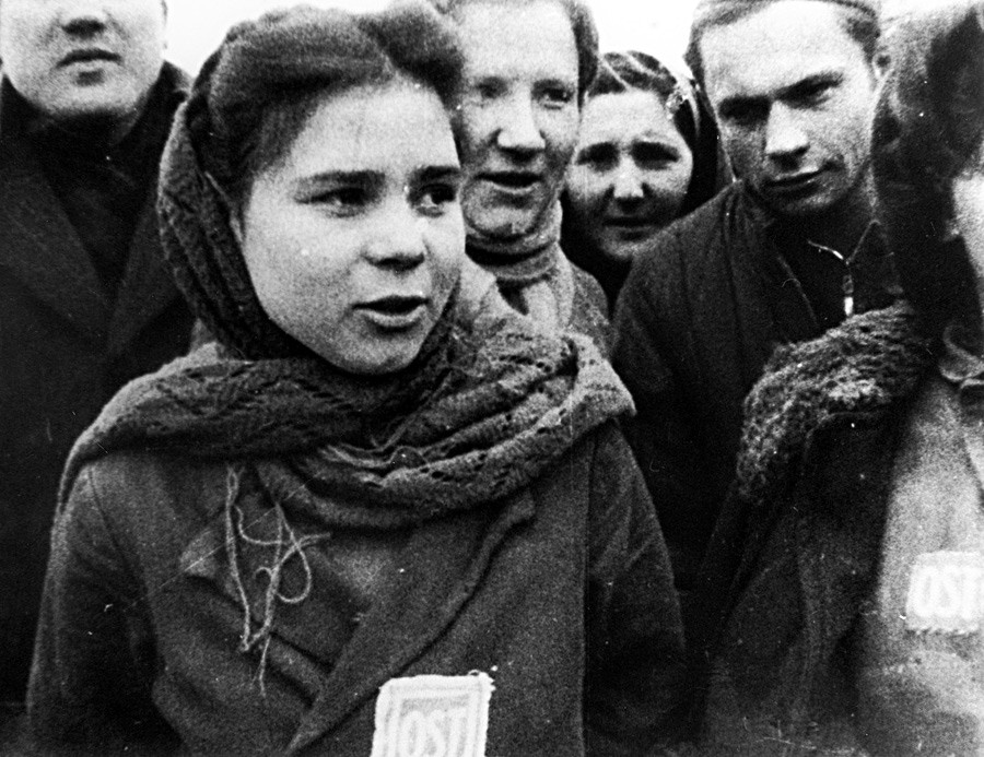 Trabajadoras esclavas siendo liberadas de un campo cerca de Lodz.