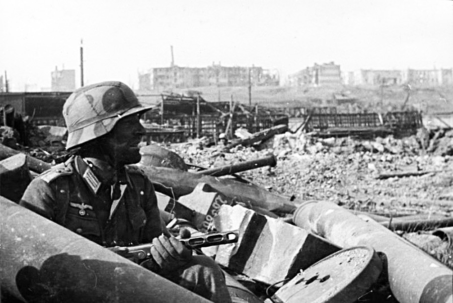 Soldado alemán con una ametralladora soviética PPSh-41 durante la batalla de Stalingrado, 1942.