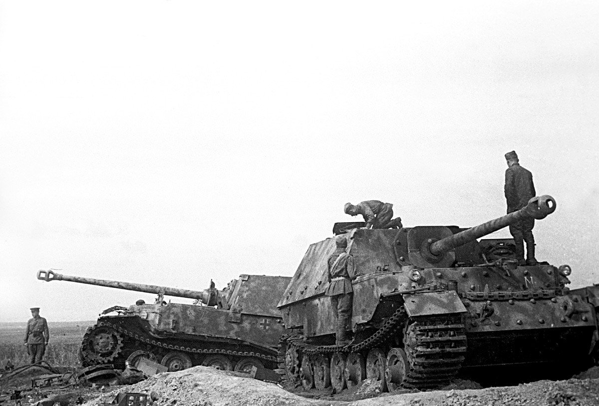 Tanques alemanes Tiger II capturados por las tropas soviéticas, 1942.