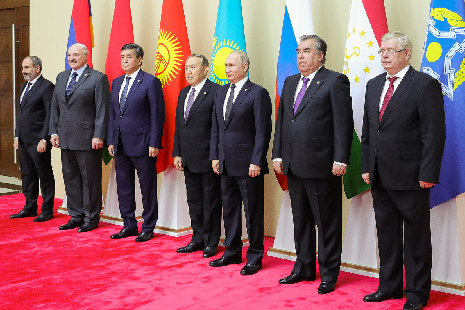 Die Staatschefs der Mitgliedstaaten der Organisation des Vertrags über kollektive Sicherheit mit dem Generalsekretär der OVKS Walerij Semerikow im Palast der Unabhängigkeit in Minsk