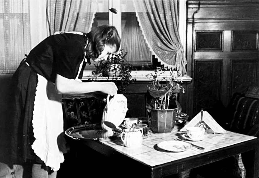 Ostarbeiter trabalhando como empregada doméstica em uma casa alemã