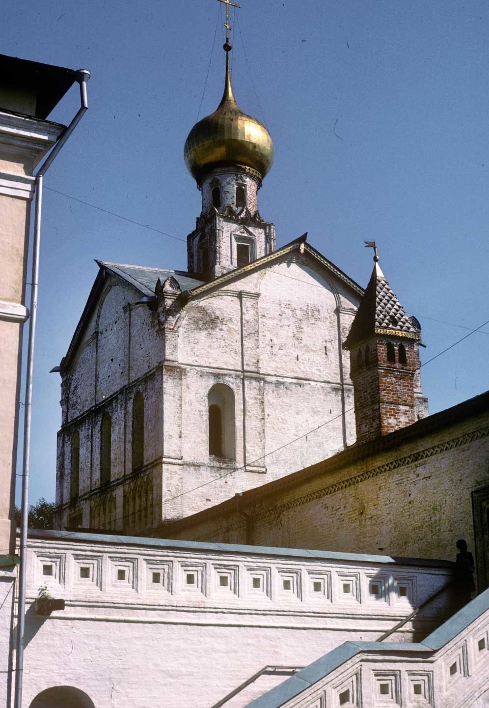 Corte del metropolitano. Vista a la iglesia del Salvador desde el patio noroeste. 21 de agosto de 1988.