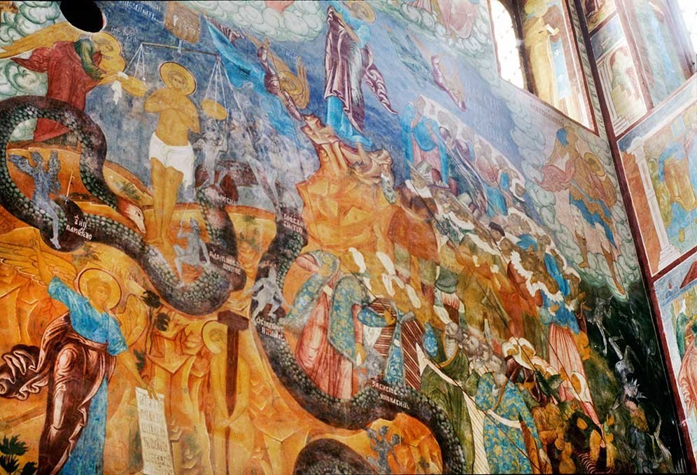 Iglesia del Salvador. Pared oeste, lado derecho con el fresco del Juicio Final. Arriba a la izquierda: pesado del alma, con los condenados reunidos a la derecha. 29 de julio de 1997.