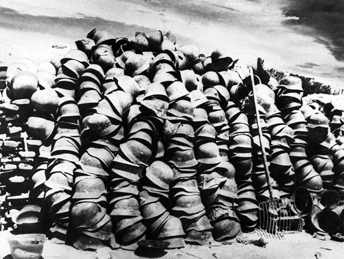СССР. Купчина военни каски по време на Великата отечествена война на Източния фронт през 1941 година
