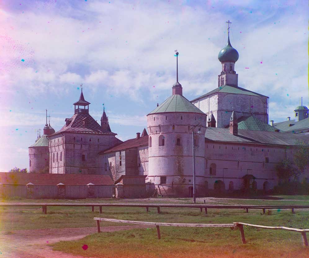 Rostov. Corte del Metropolita, parete est, vista sud-est. Da sinistra: torre angolare sudorientale, torre del giardino, chiesa del Salvatore, torre angolare sudorientale. Estate 1911
