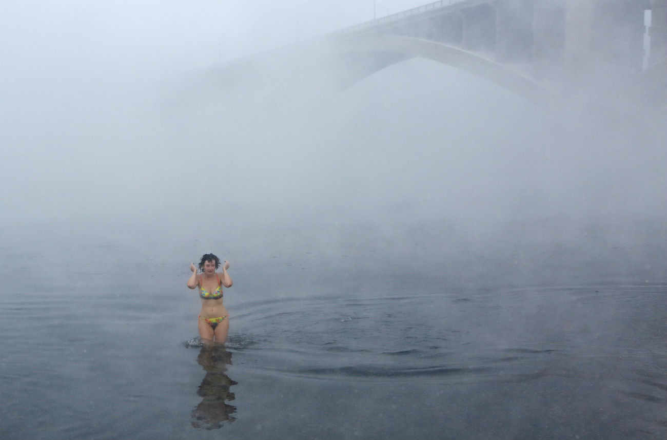 Miembro de un club aficionado de nadadores de invierno se baña en las aguas heladas del río Yeniséi a -34ºC en Krasnoyarsk.