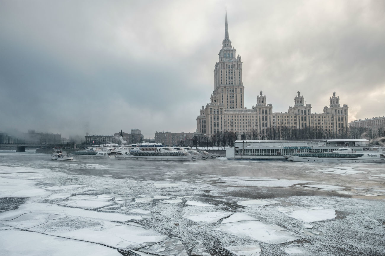 Vista del hotel Ucrania en el malecón Krasnoprésnenskaia en plena helada. Moscú.