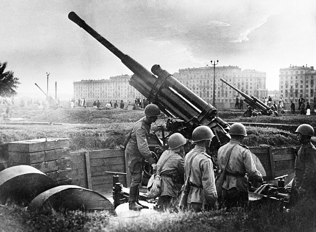 Sovjetski vojaki s čeladami SŠ-40 v Moskvi med protiletalsko vajo